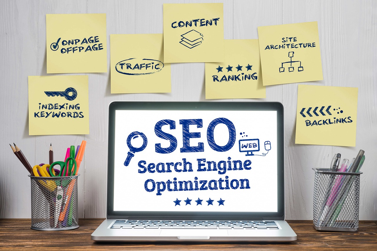 Tela de busca do Google em laptop representando SEO