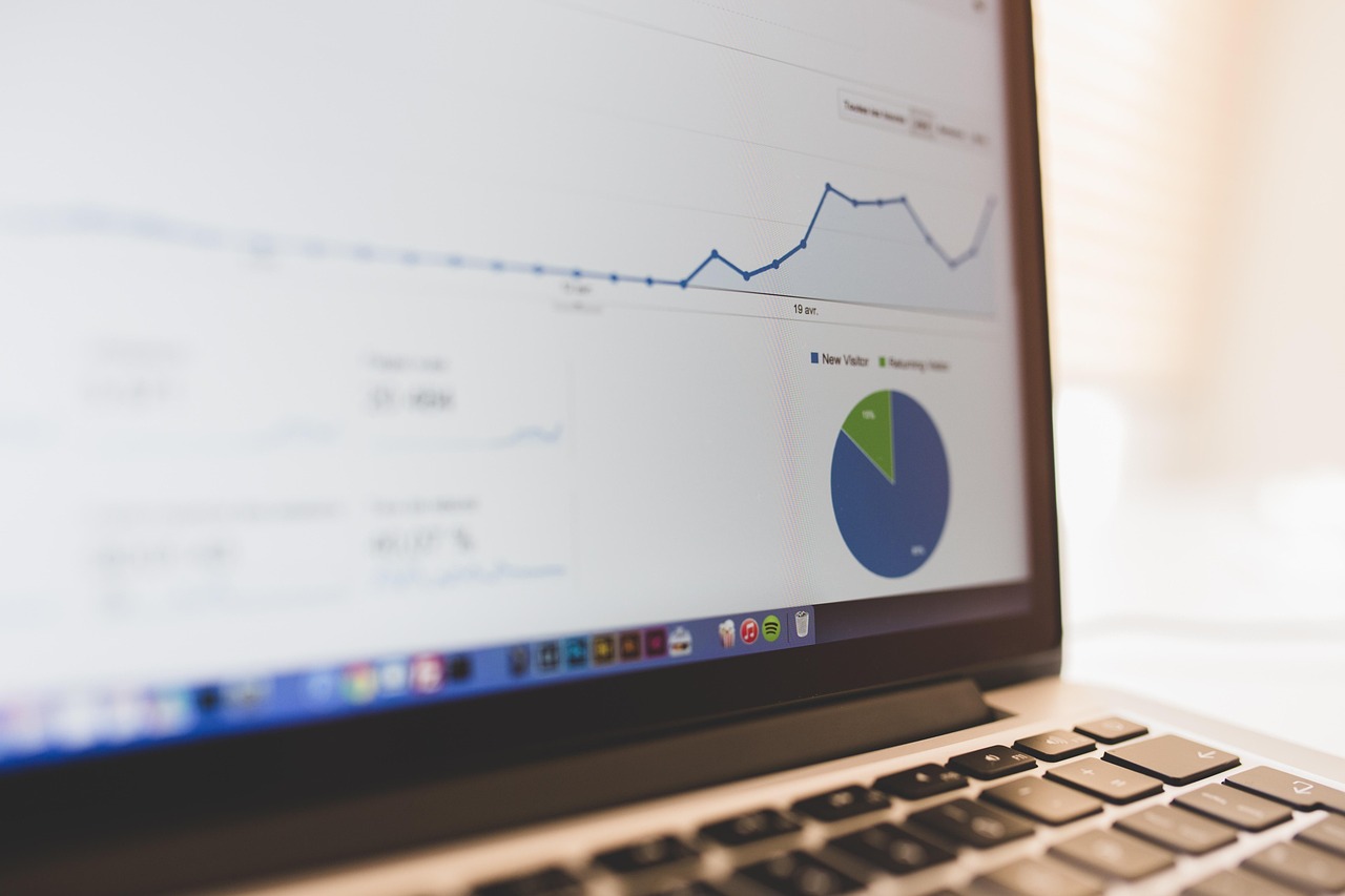 Dashboard de análise de dados e marketing digital em notebook