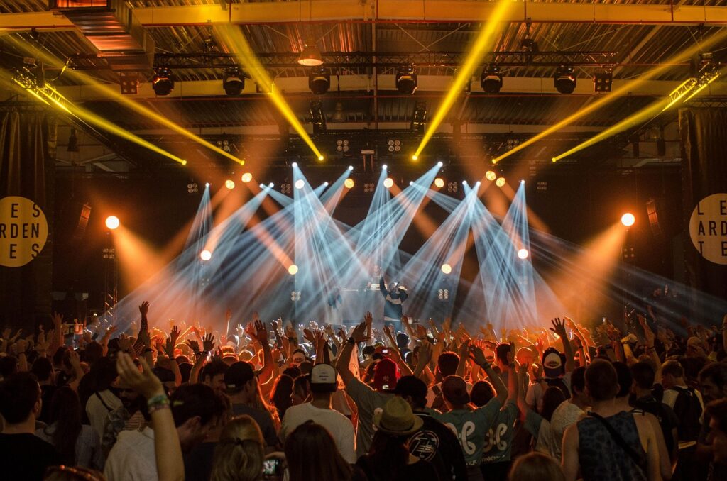 Multidão em evento com luzes, representando ativação de marca no esporte