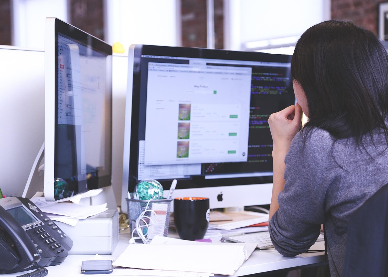 Jovem profissional trabalhando em projeto de marketing digital