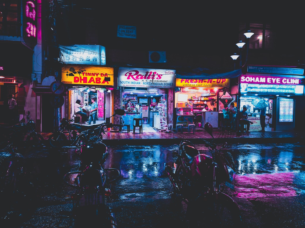 Painéis publicitários iluminados em rua da cidade