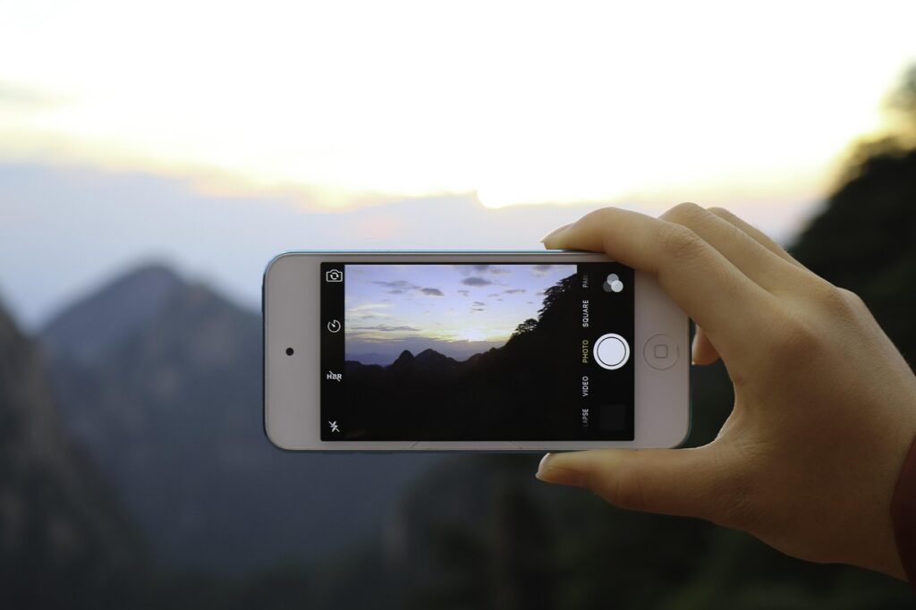 Pessoa segurando smartphone com aplicativo de mensagens