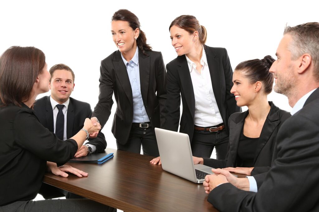 Reunião de negócios com aperto de mãos representando fechamento de contrato