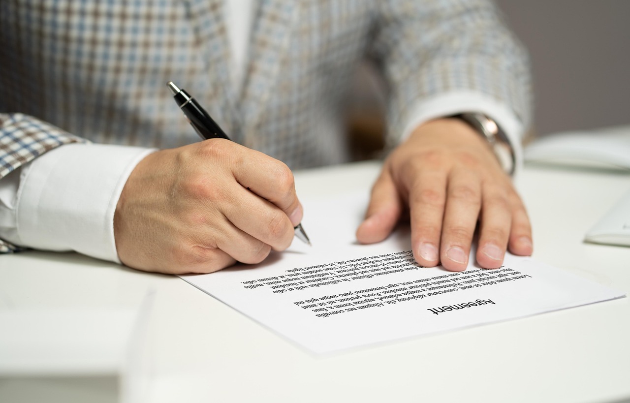 Assinatura de contrato de patrocínio entre marca e estádio
