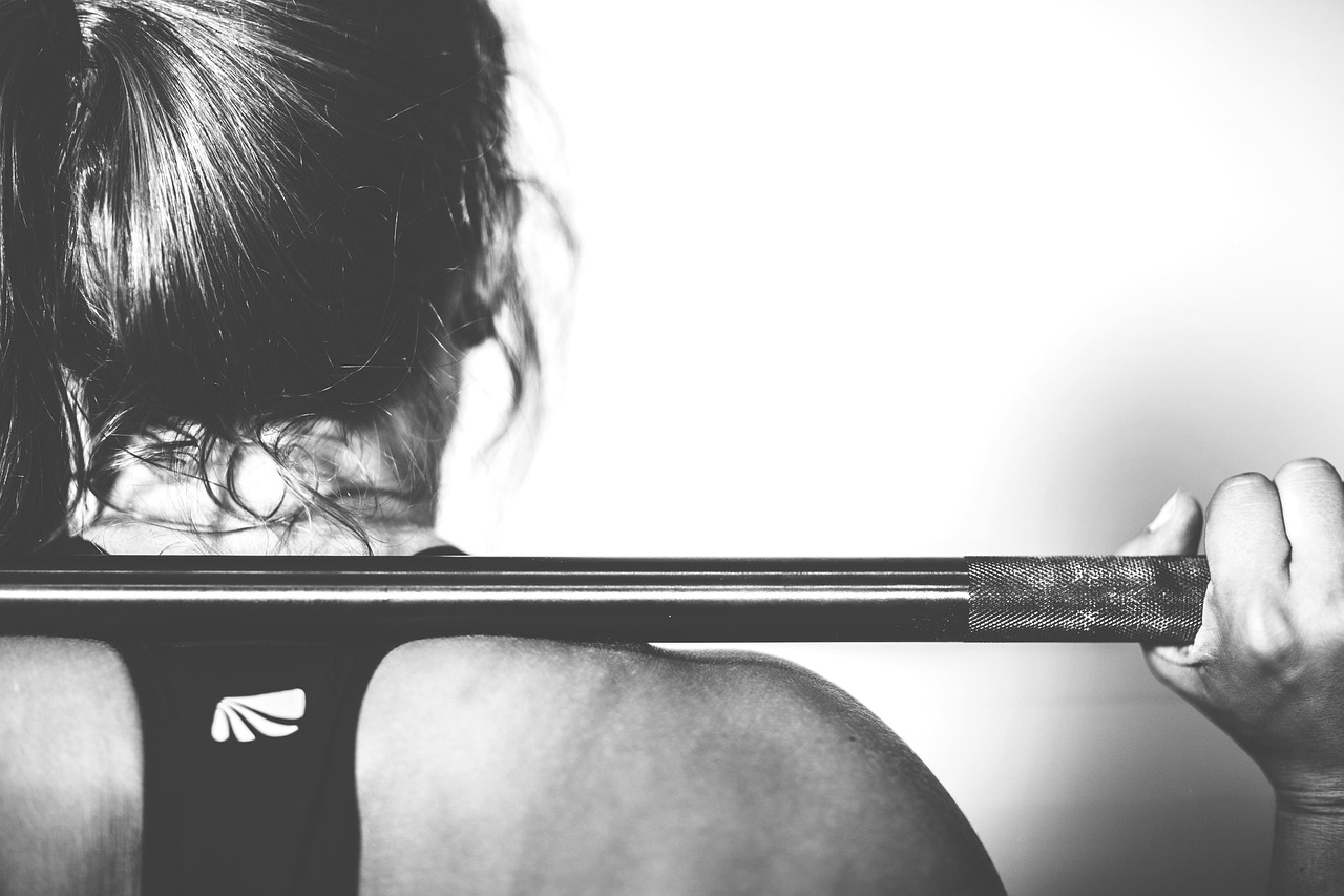 Mulher praticando crossfit em treino de alta intensidade