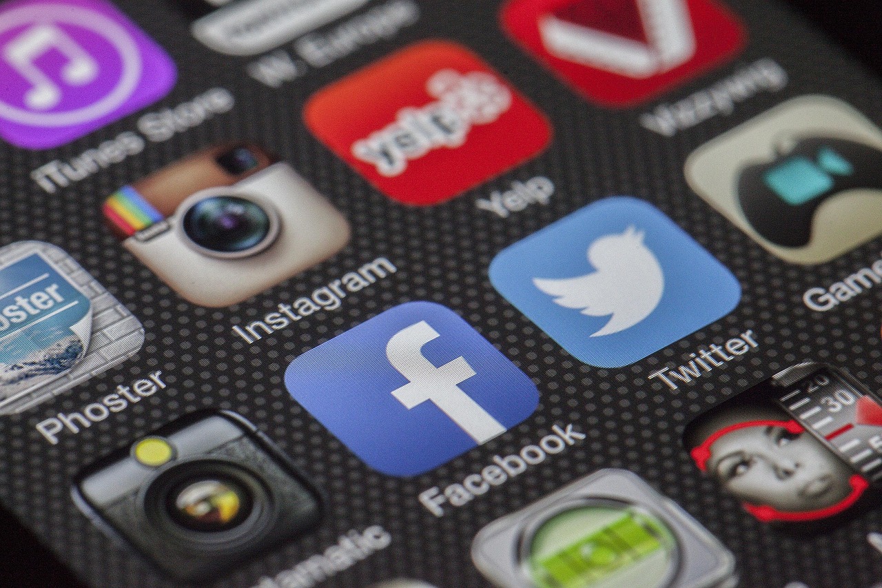 Aplicativos de redes sociais na tela de um smartphone