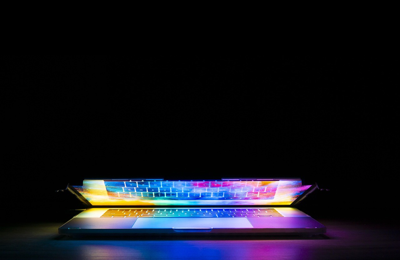 Designer trabalhando em criação visual no computador