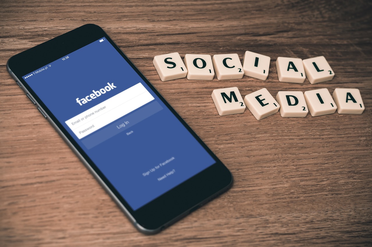 Aplicativos de vídeo e redes sociais em smartphone
