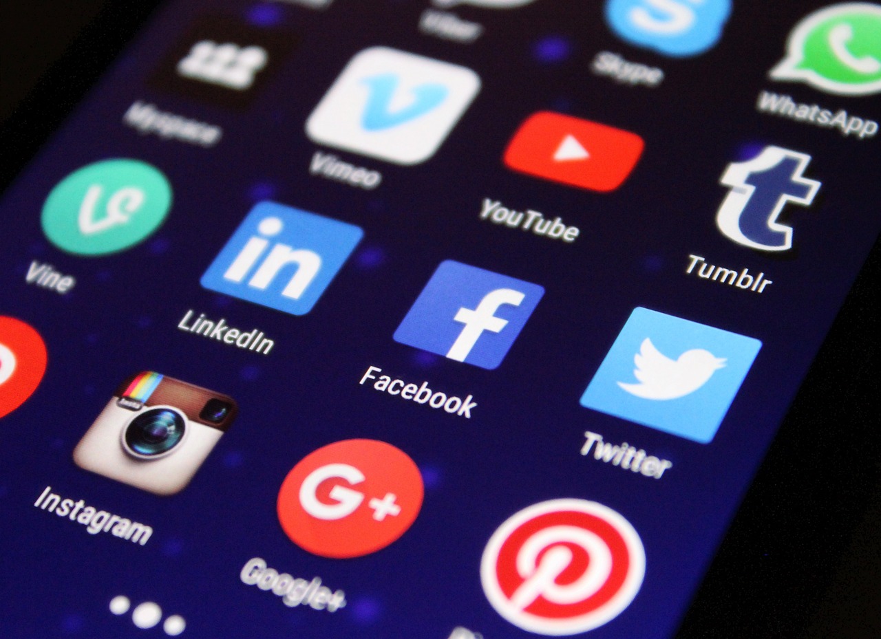 Ícones de redes sociais e conexão digital