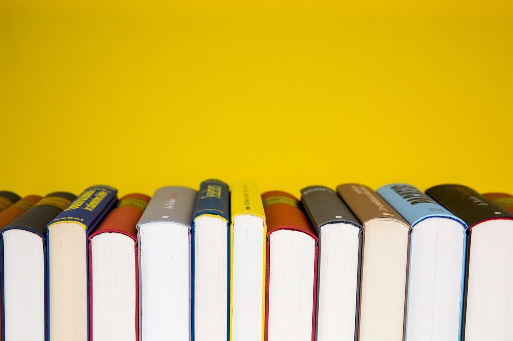 Pilha de livros de conhecimento e leitura