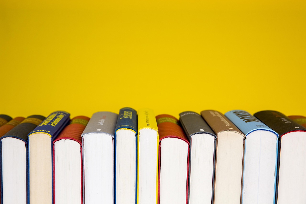 Pilha de livros de conhecimento e leitura