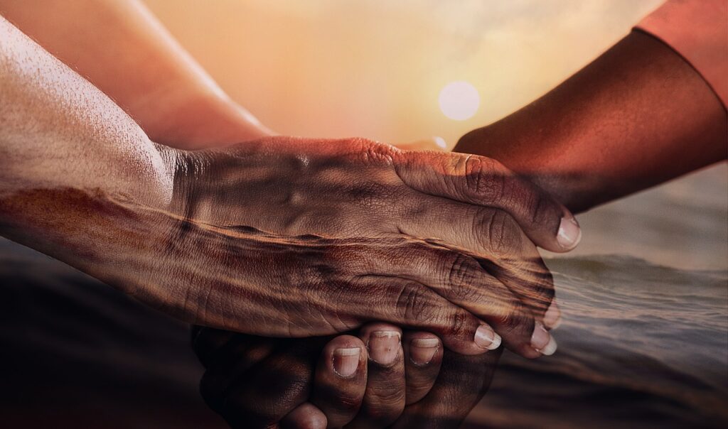 Mãos unidas representando conexão e apoio a causas sociais
