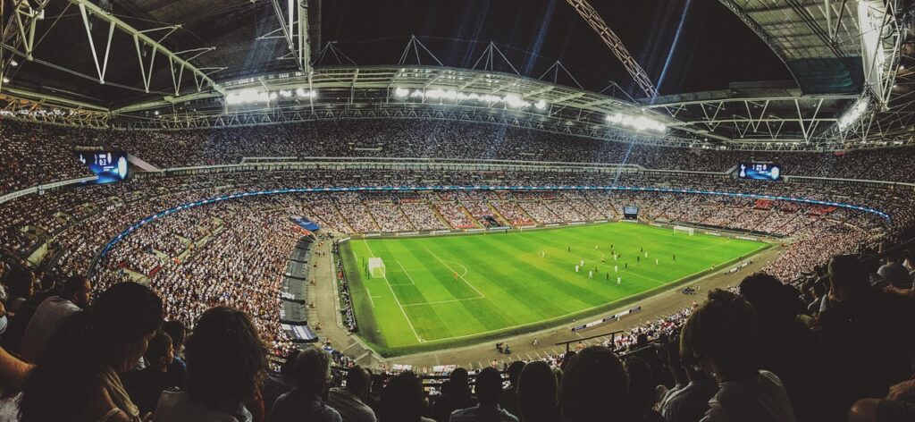 Torcida em estádio de futebol durante grande evento esportivo