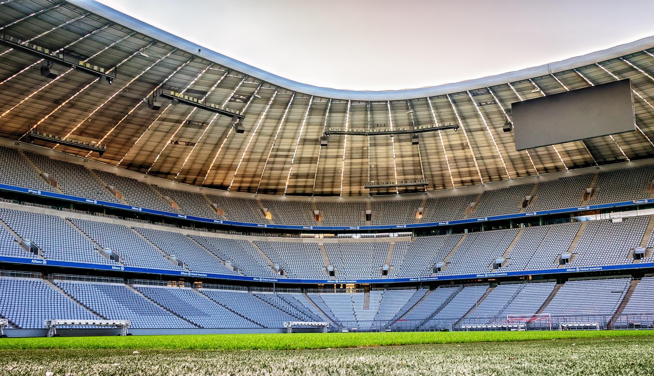 Fachada de estádio com nome comercial de marca patrocinadora, exemplo de naming rights no esporte