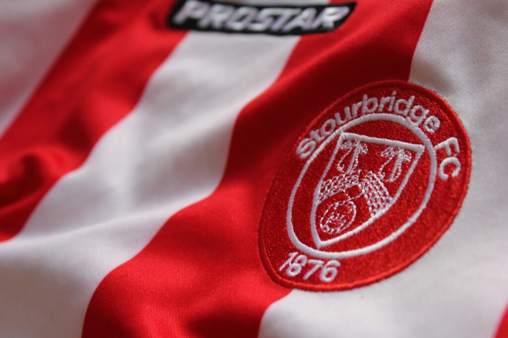 Camisa de futebol pendurada, exemplo de uniforme com patrocínio