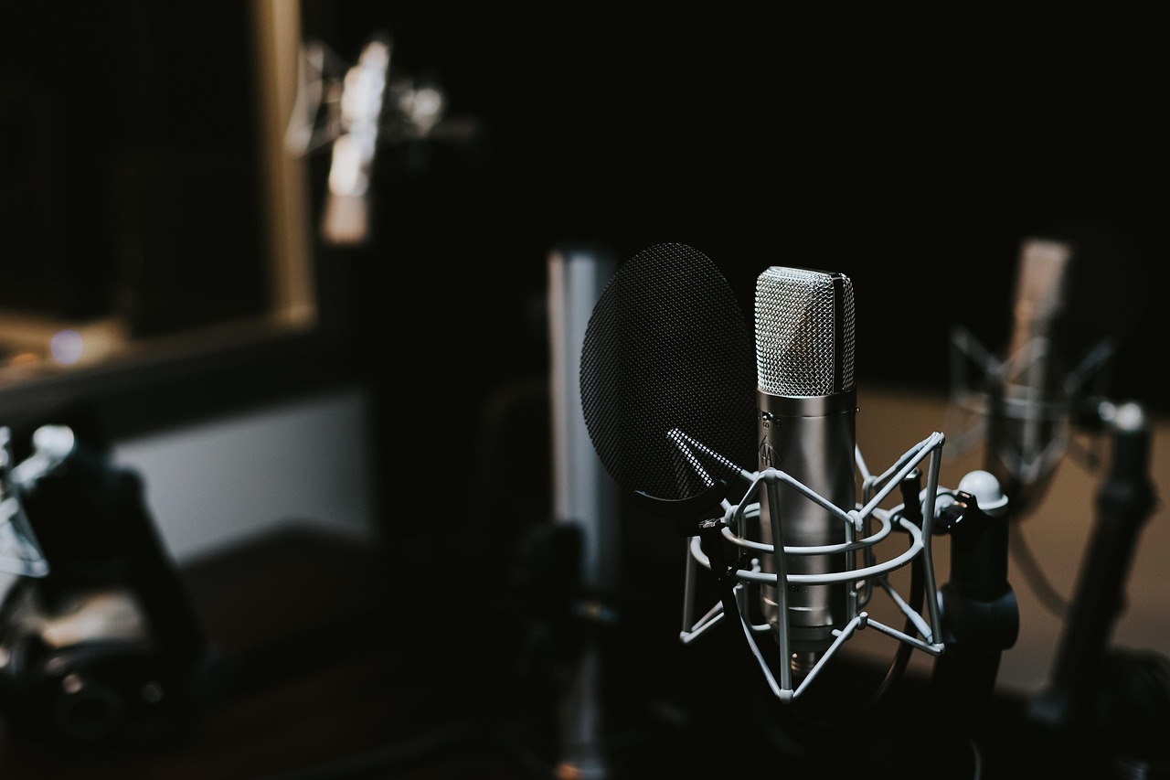 Estúdio de podcast com microfones, formato usado por criadores de conteúdo esportivo