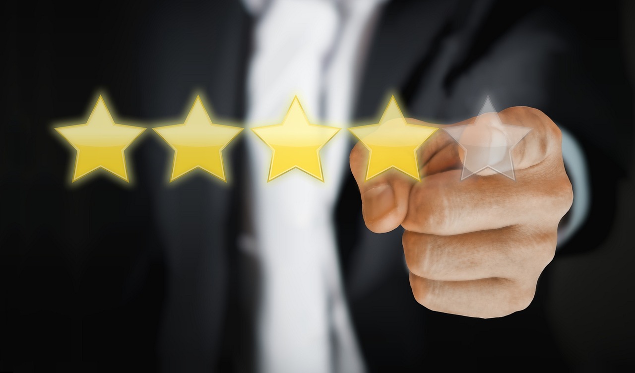 Avaliações e feedback de clientes representando prova social