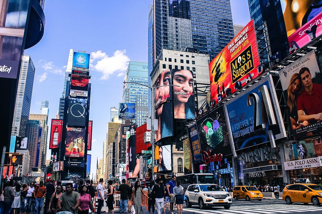 Painéis publicitários em avenida movimentada da cidade