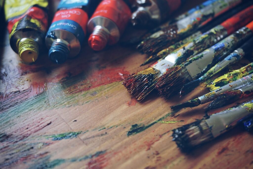 Paleta de cores e materiais de design representando identidade de marca