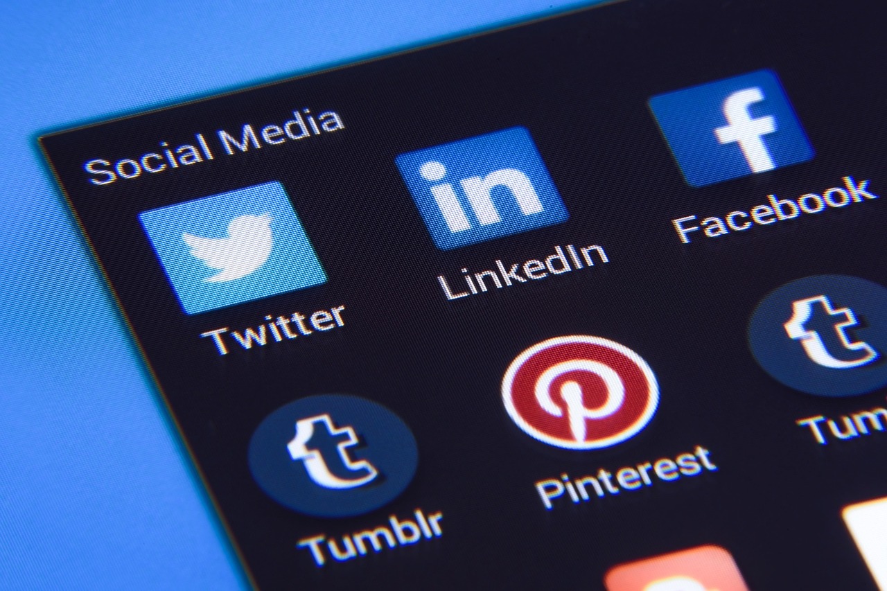Ícones de redes sociais incluindo Instagram em tela de celular