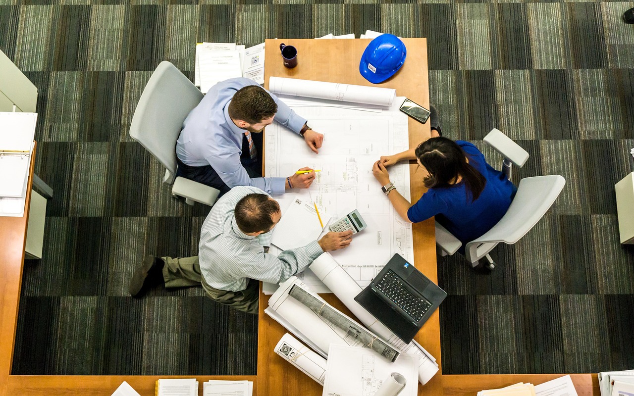 Equipe colaborando em reunião de trabalho no escritório