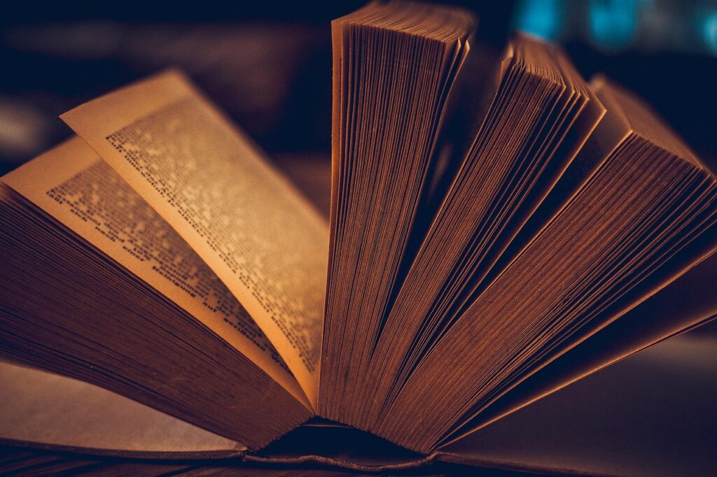 Livro aberto representando narrativa e storytelling de marca