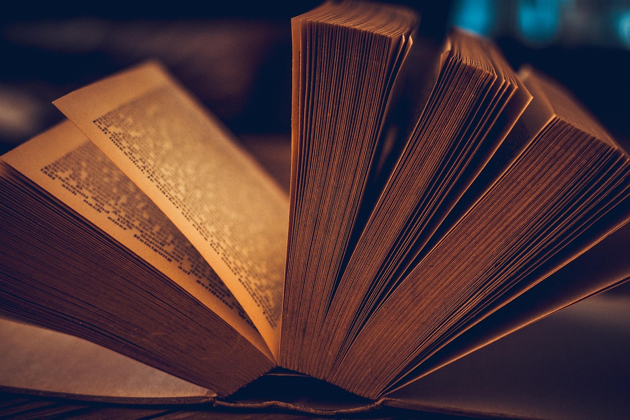 Livro aberto representando narrativa e storytelling de marca