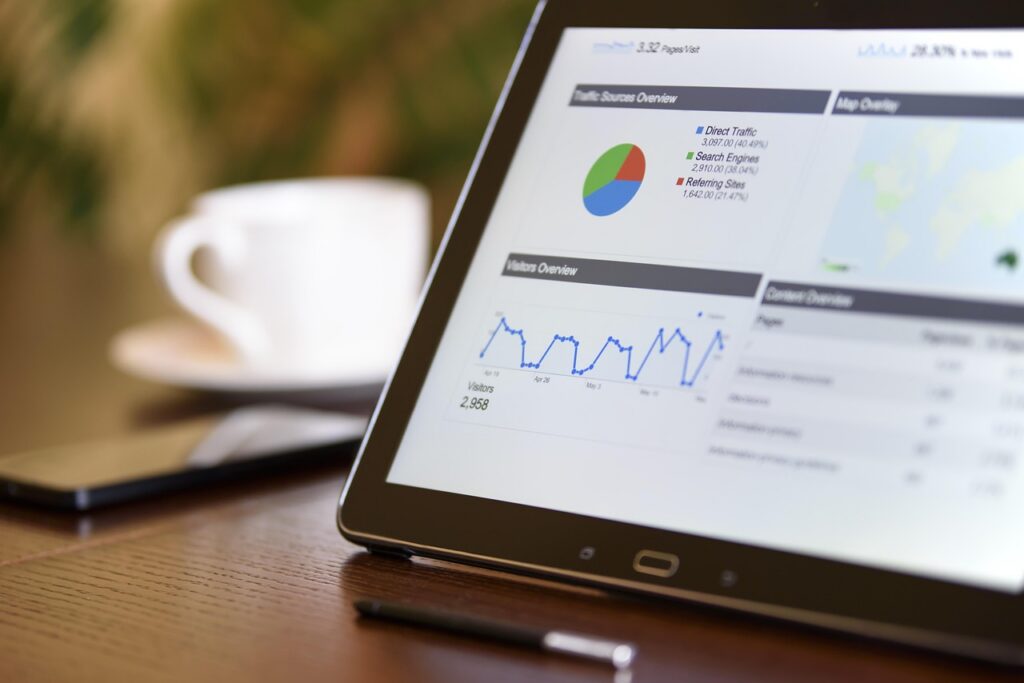 Gráficos e dados de marketing digital em notebook