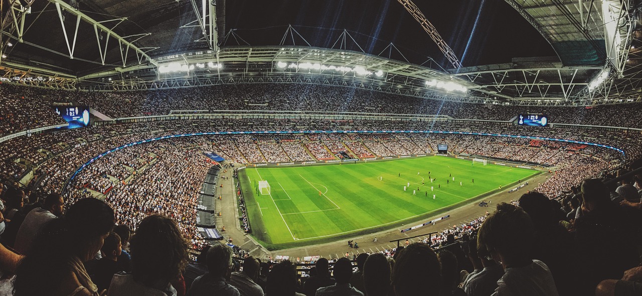 Torcedores em estádio de futebol lotado durante partida